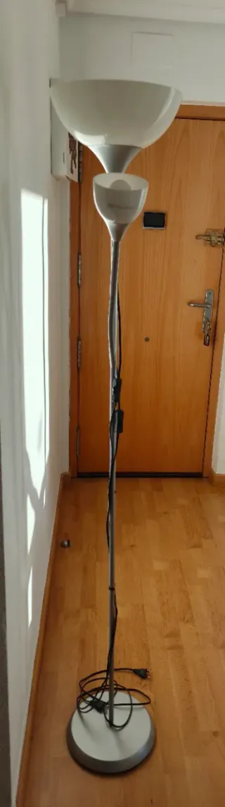 Lámpara de pie con un brazo de lectura articulado