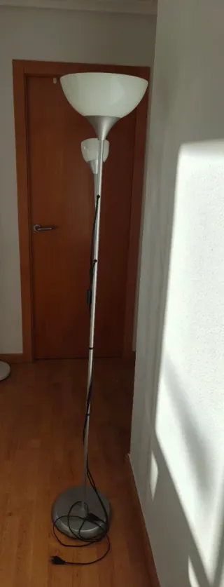 Lámpara de pie con un brazo de lectura articulado