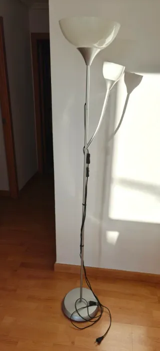 Lámpara de pie con un brazo de lectura articulado