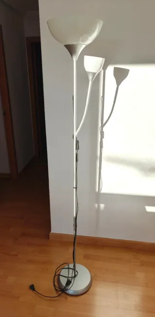 Lámpara de pie con un brazo de lectura articulado