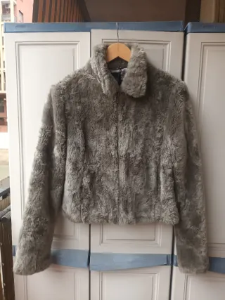 Abrigo pelo sintético gris talla L