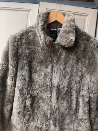 Abrigo pelo sintético gris talla L