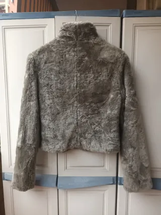 Abrigo pelo sintético gris talla L