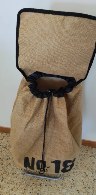 Carro de la compra de yute y metal