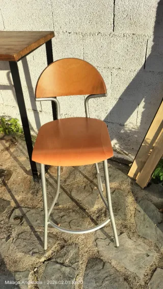 Mesa alta con anclaje a la pared y  3 taburetes