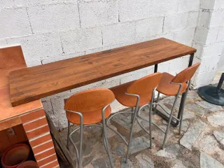 Mesa alta con anclaje a la pared y  3 taburetes