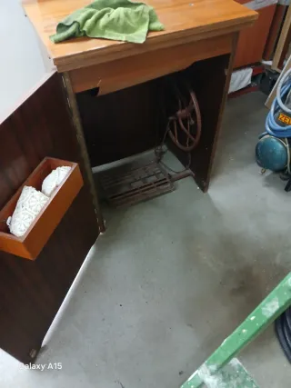 Máquina de coser antigua con mueble, marca singer
