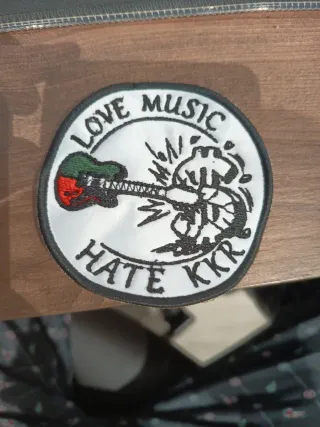 Parche LOVE music HATE KKR