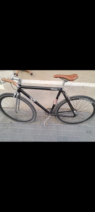 Bicicleta de carretera negra