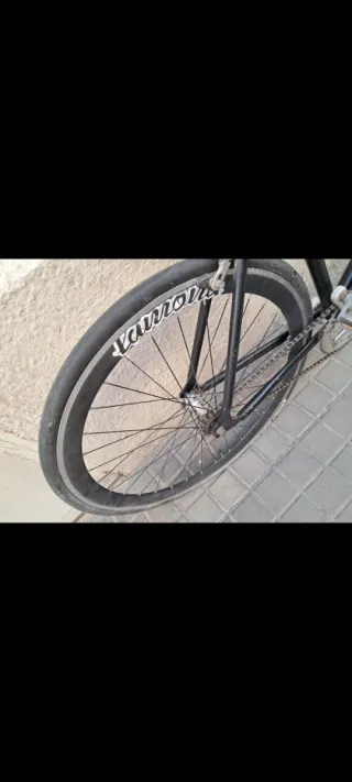 Bicicleta de carretera negra