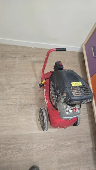 Compresor de aire rojo