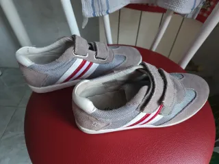 Zapatillas deportivas niño/niña grises y rojas