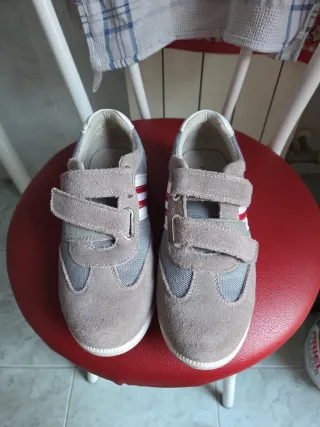 Zapatillas deportivas niño/niña grises y rojas