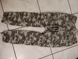 Pantaloni mimetici cargo beige e verdi