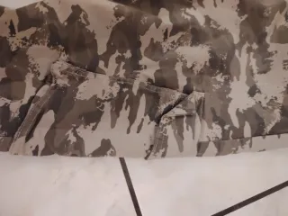 Pantaloni mimetici cargo beige e verdi