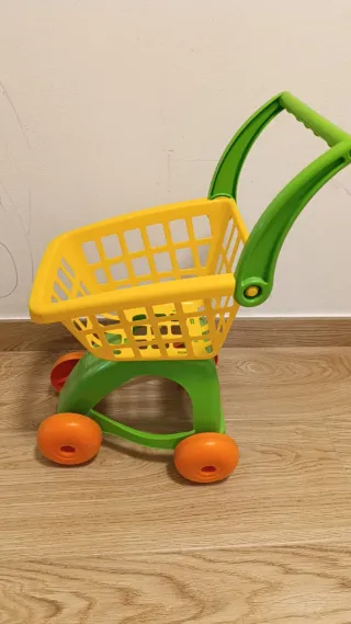 Carrito de juguete amarillo y verde