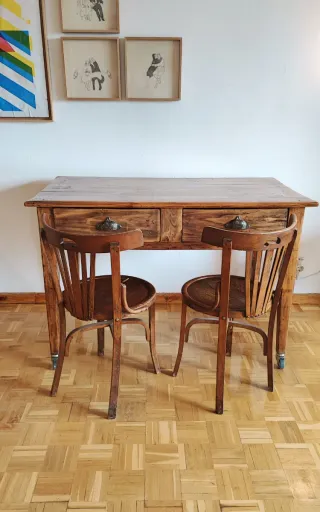 Mesa rústica de madera