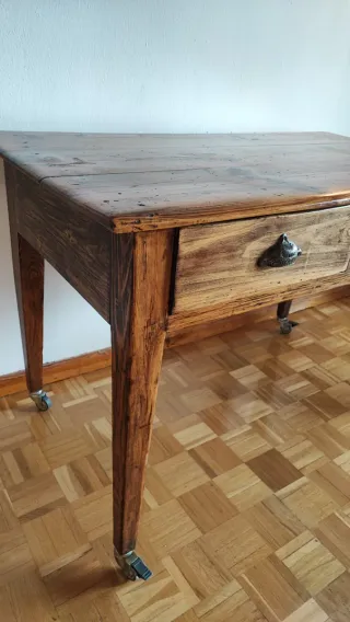 Mesa rústica de madera