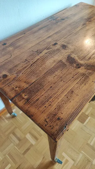 Mesa rústica de madera