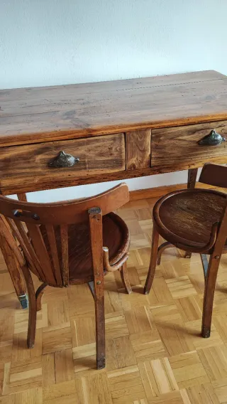 Mesa rústica de madera