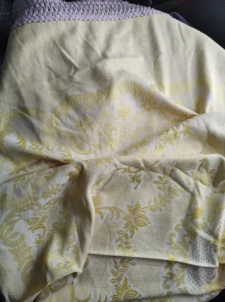 Colcha antigua seda dorada