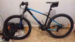 Bicicleta de Montaña Giant Negra y Azul