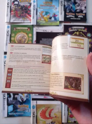 Lote Pokémon y Layton Manuales y Tarjetas VIP