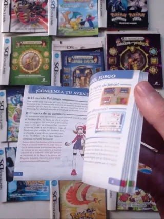 Lote Pokémon y Layton Manuales y Tarjetas VIP