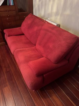 Sofá de tela rojo