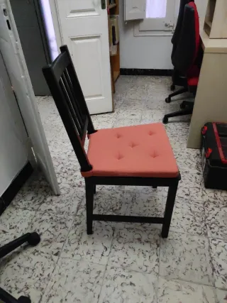 Silla negra con asiento rosa
