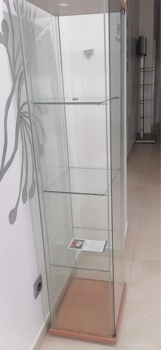 Estantería de cristal y madera