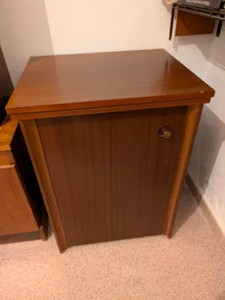 Mueble para máquina de coser de madera