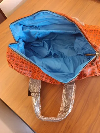 Bolso naranja con estampado de coches