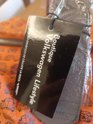 Bolso naranja con estampado de coches