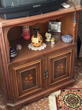 Mobile porta TV in legno con decorazioni