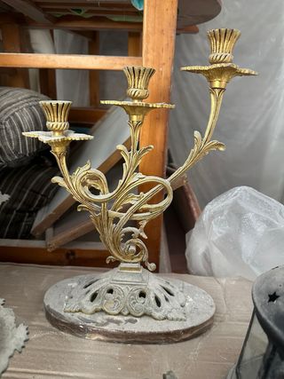 Conjunto de reloj y candelabros de bronce