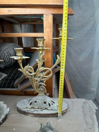 Conjunto de reloj y candelabros de bronce