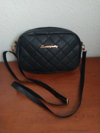 Bolso negro acolchado con cadena dorada
