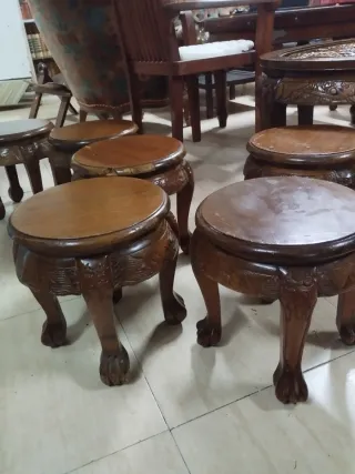 Mesa de madera con 6 taburetes