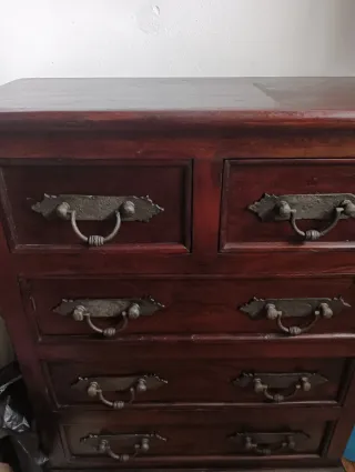 Mueble aparador de madera con tiradores metálicos