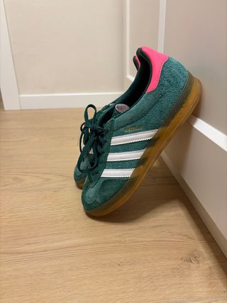 Adidas Gazelle Indoor verdes y rosas