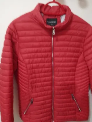 Cazadora acolchada roja.Rebajada a 10 pocos dias