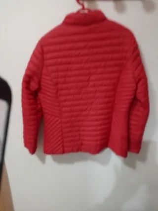Cazadora acolchada roja.Rebajada a 10 pocos dias