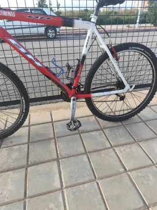 Bicicleta MTB Coronas Roja y Blanca