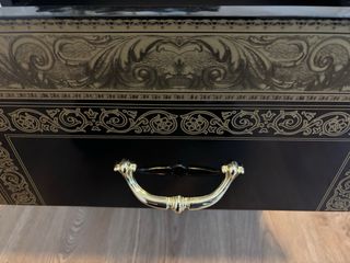 Mesita de noche negra y dorada