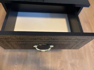 Mesita de noche negra y dorada