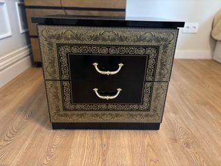 Mesita de noche negra y dorada