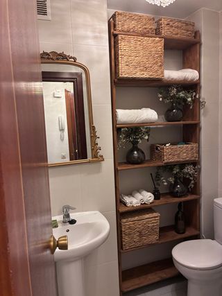 Estantería de madera natural