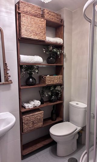 Estantería de madera natural