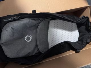 Bugaboo Donkey Gemelar con sillas y capazos.